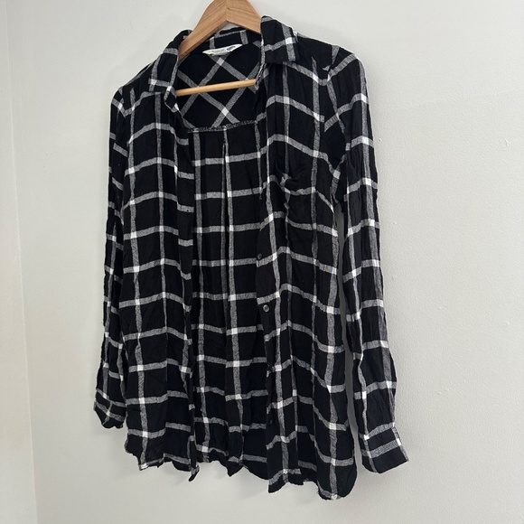 Old Navy Women’s Medium Long Sleeve Button Up Black Plaid Flannel - Picture 2 of 4
